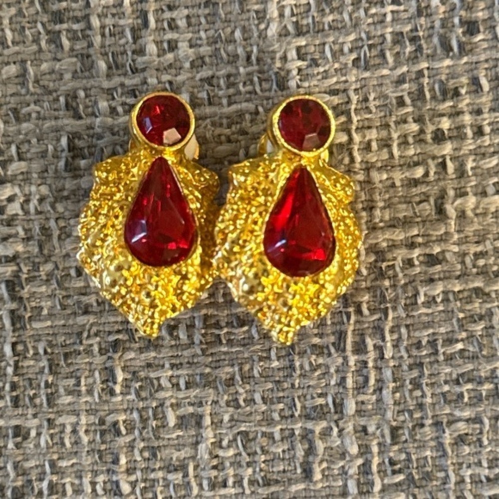 Vintage Gold-Tone Earrings with Red Teardrop Stones clip on